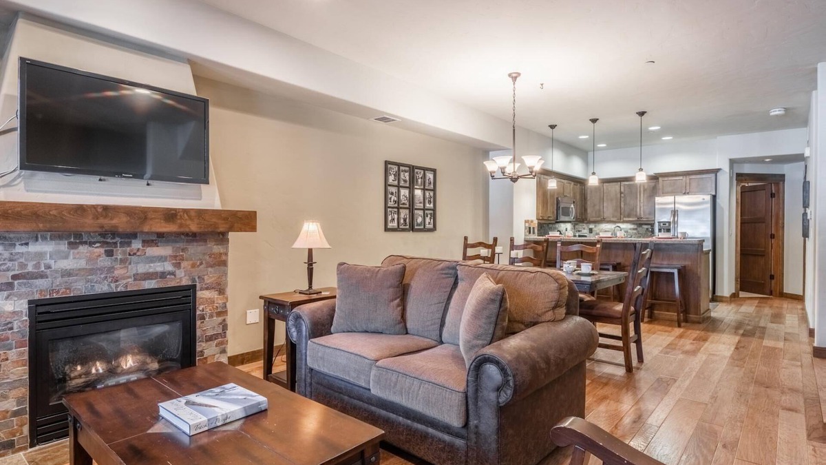 Woodwinds House | Book Now for Fall Getaways! Three-Level Townhome with Golf Course Views! Fireplace!