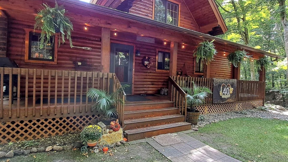 Long Prairie Cabin | Book now for spectacular fall foliage! Great location for fall family photos!
