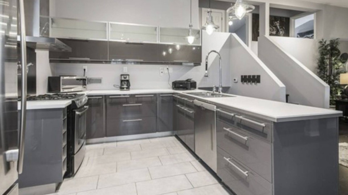 Lakeview House | BOOK NOW! King bed! Entire Home! Perfect location. 5 star accommodation!