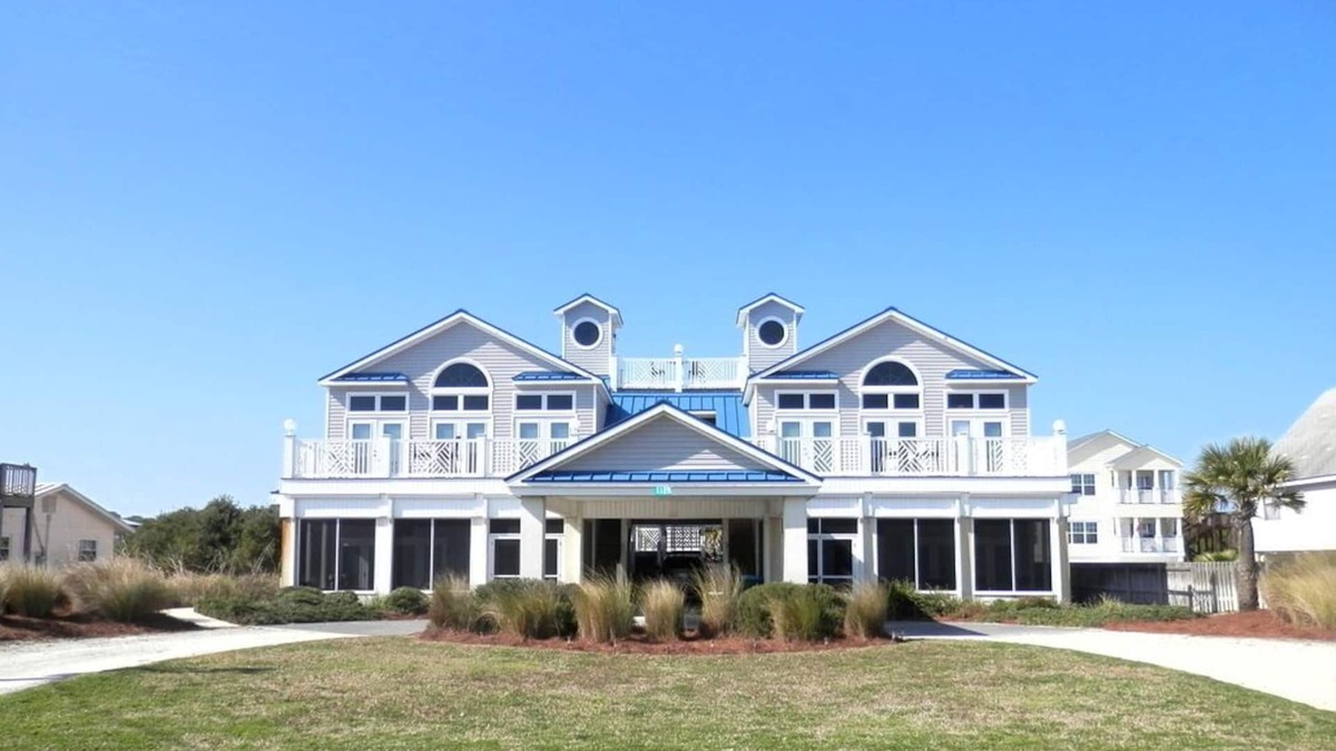 St. George Island House | BOOK NOW.LARGE FAMILY!3 kitchens sleeps 18,5000+ sqftPOOL