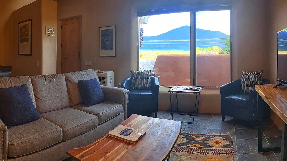 El Prado Condo | BOOK Now! Mountain Views, Spacious, Private, Close to Hiking, Dining & Shopping!
