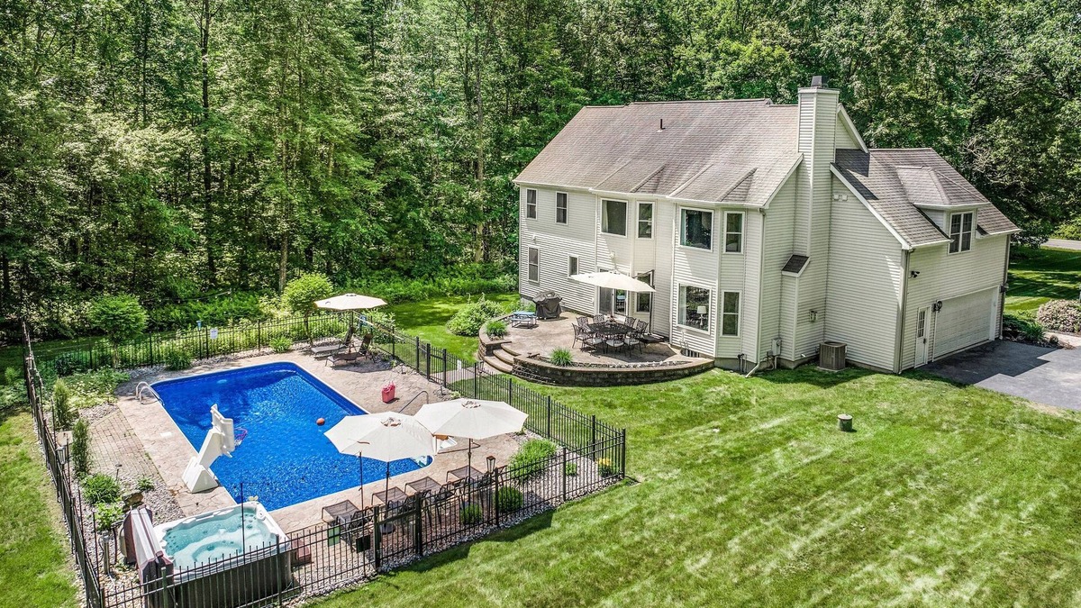 Schuylerville House | Book your Fall Getaway! Hot Tub, Game Room, Fire Place!