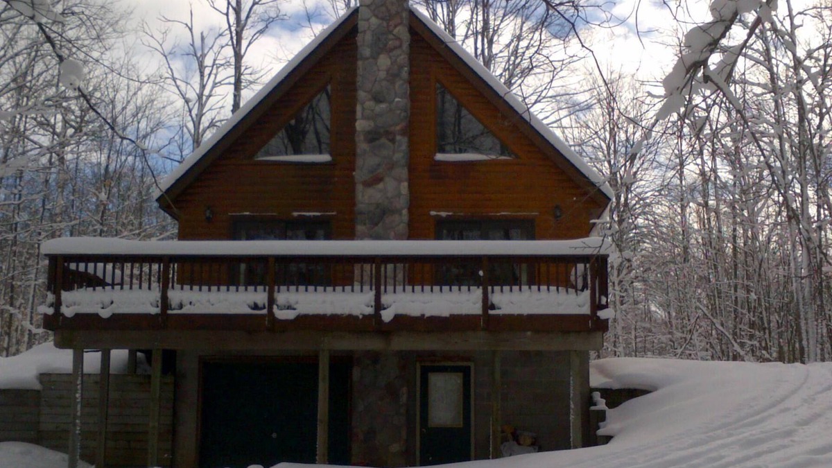 Elmira Ski Chalet | Book Your Summer & Fall Get-Away - Beautiful Scenic Cedar Chalet near Gaylord