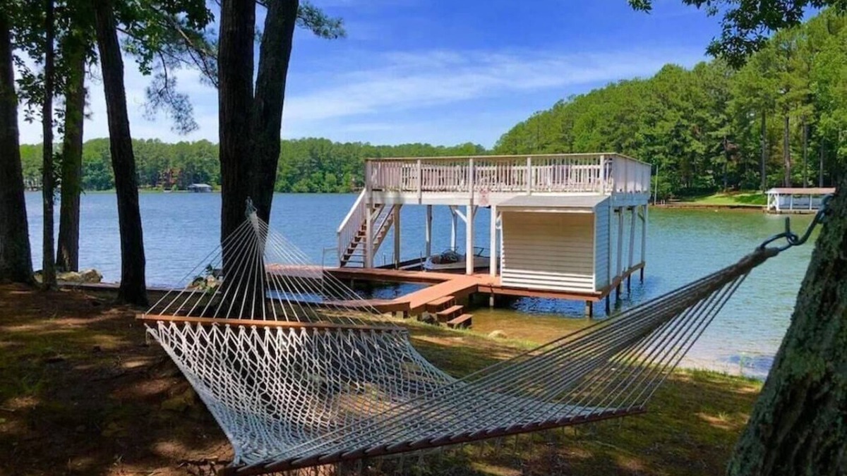 Henrico House | Booking Special-$500 Boat Rental, Lakefront, Family/Pet Friendly, Flat Lot