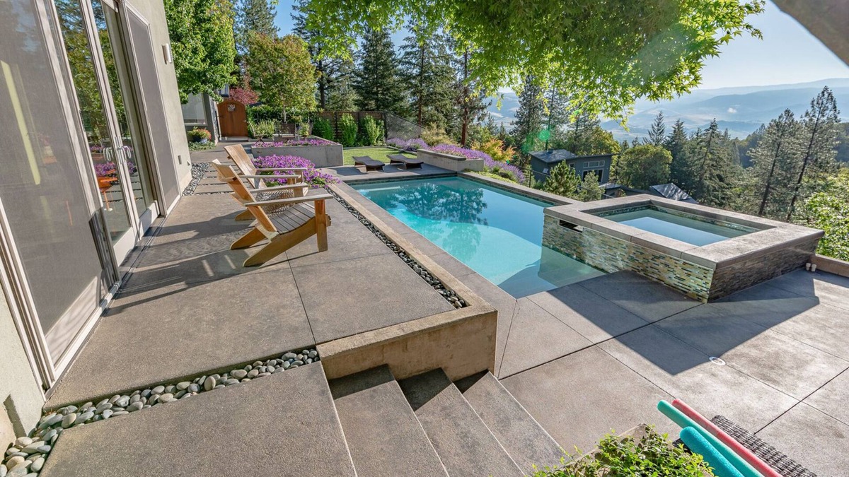 Ashland House | BookStayHop-The Aloha House ~ Hot Tub, Pool, Mountain View