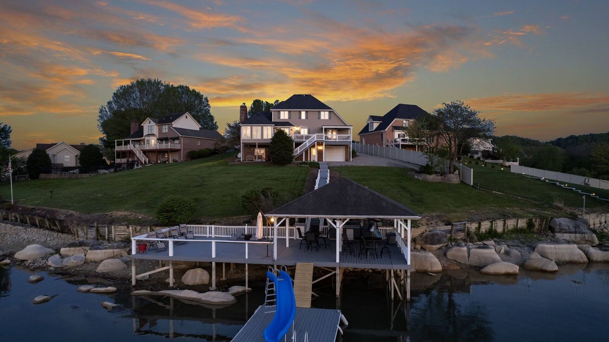 Piney Flats House | Boone Lake Haven with kayaks