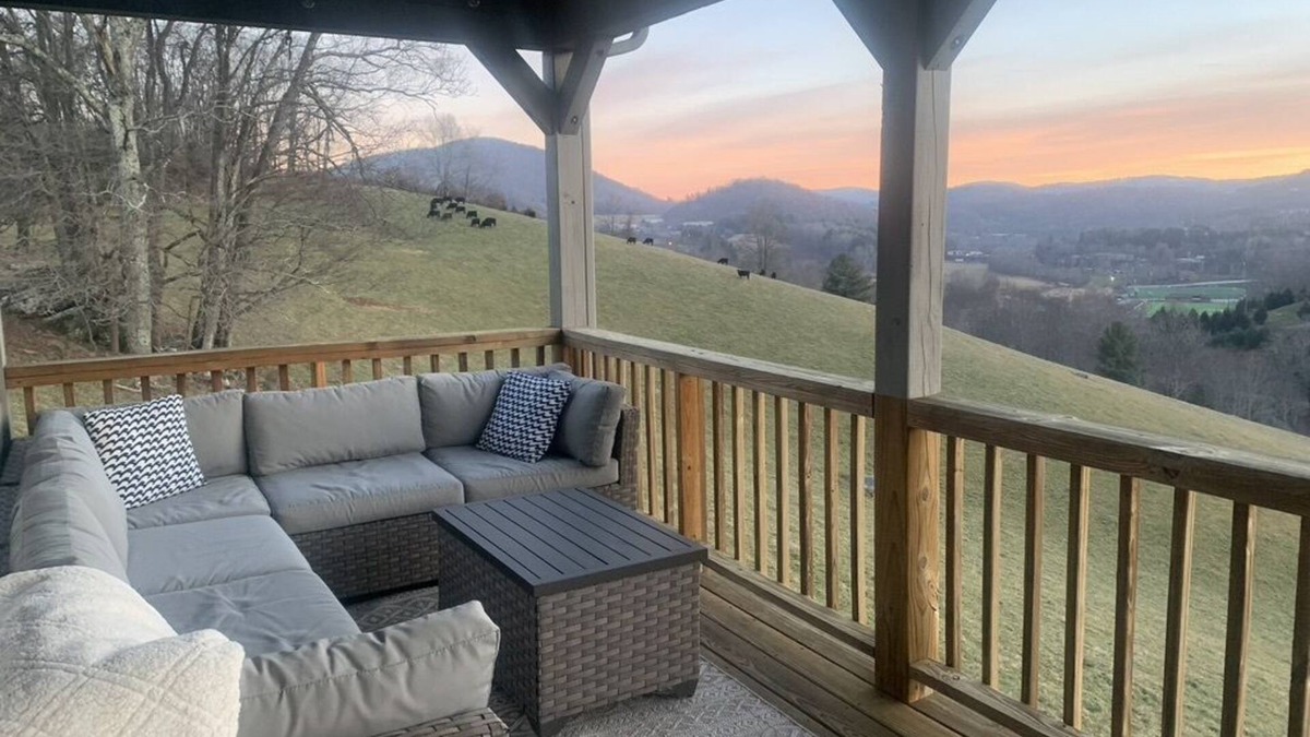 Boone Cabin | BOONE, NC -Large Cozy Cabin with Beautiful Views! *5 min drive to downtown