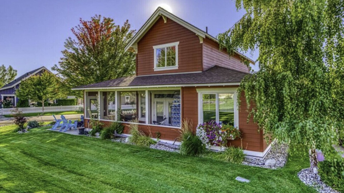 Oroville House | Bootlegger Roost- Barn feel on the Beach!