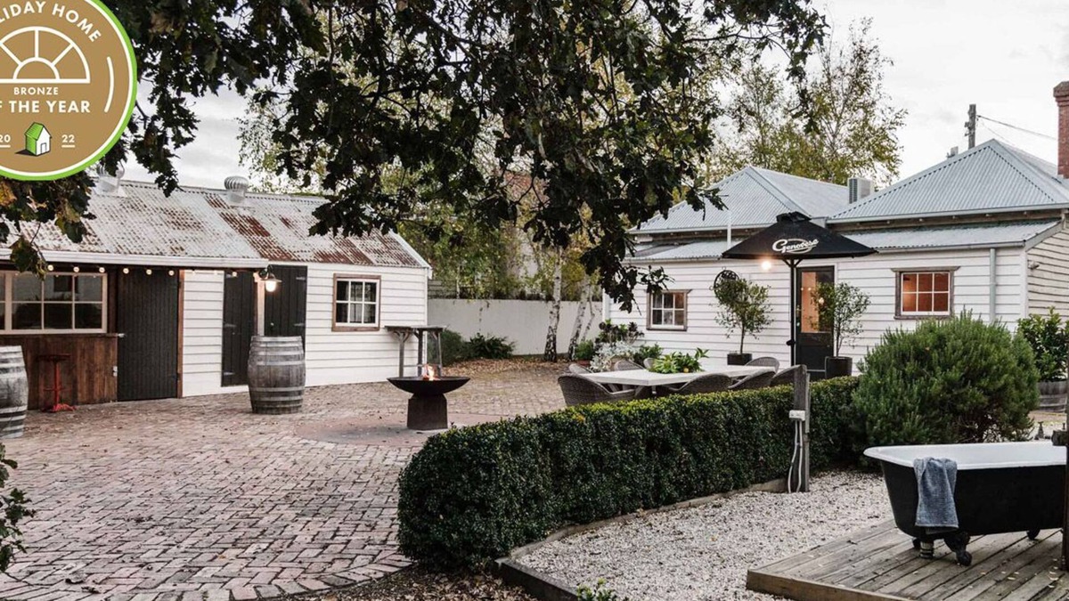 Birregurra House | Bootmakers Cottage : Rear Stables, Bar, Fire Pit & Outdoor Bath