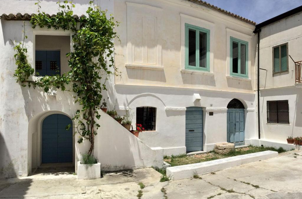 Strongoli House | BORGO PETELIA, Casa Centro, Antica abitazione calabrese con giardino, ristrutturata