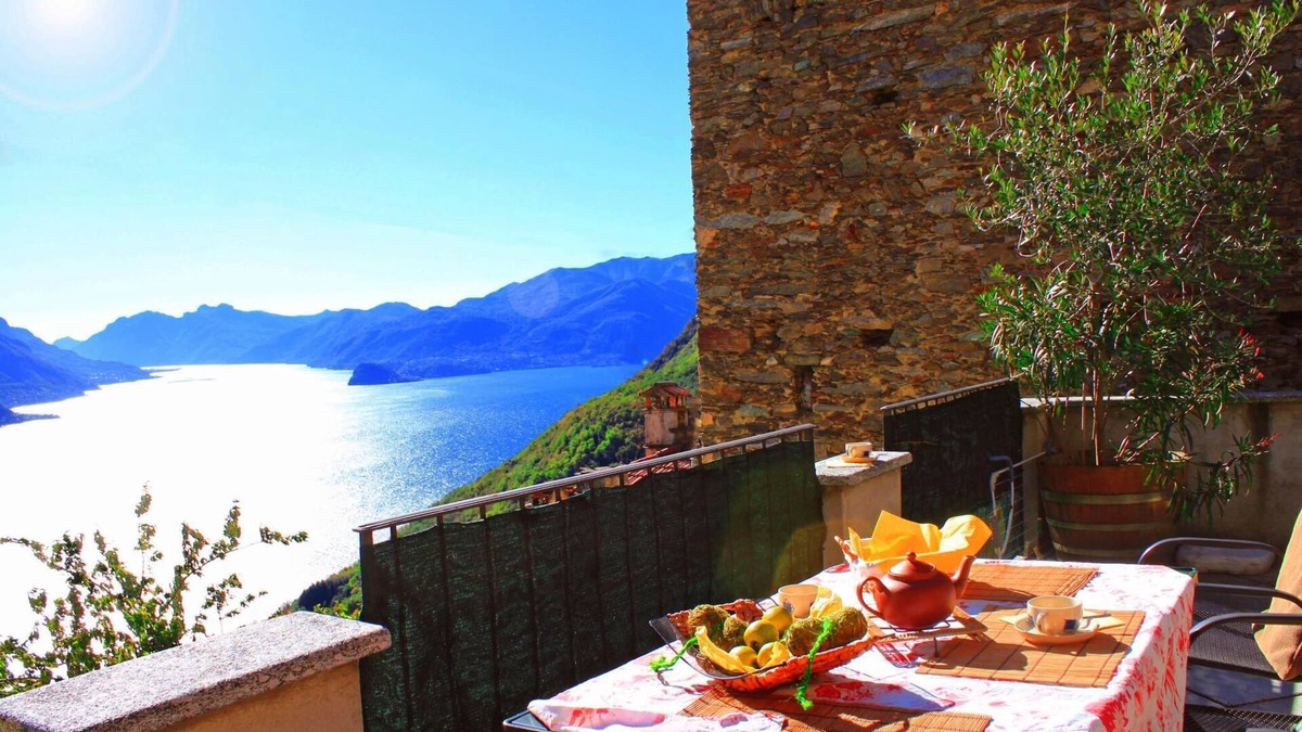 Semnago House | Borgo SanMartino Country Holiday Home with Lake View