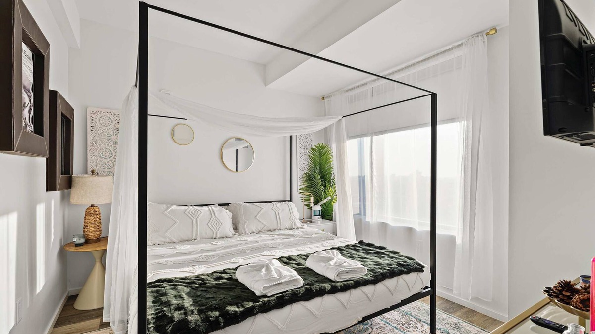 Shawmut Apartment | Boston Central Penthouse: City Views, Pool & More