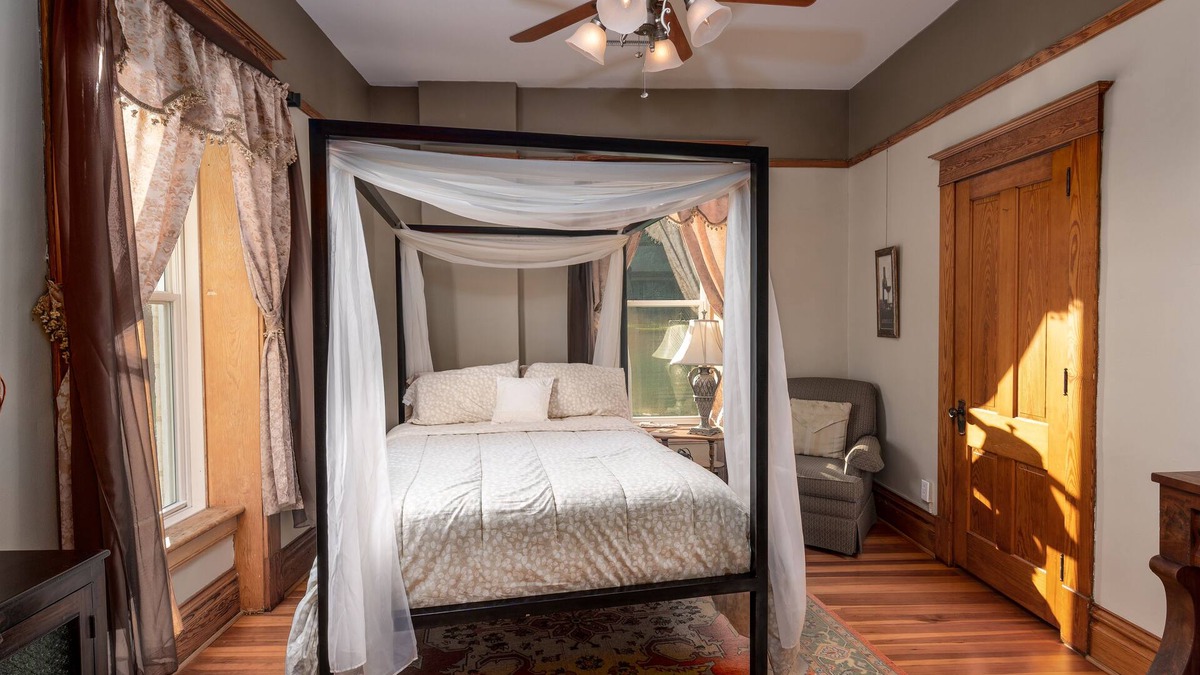 Elkader House | Botanical Suite at Elkader Jailhouse Inn