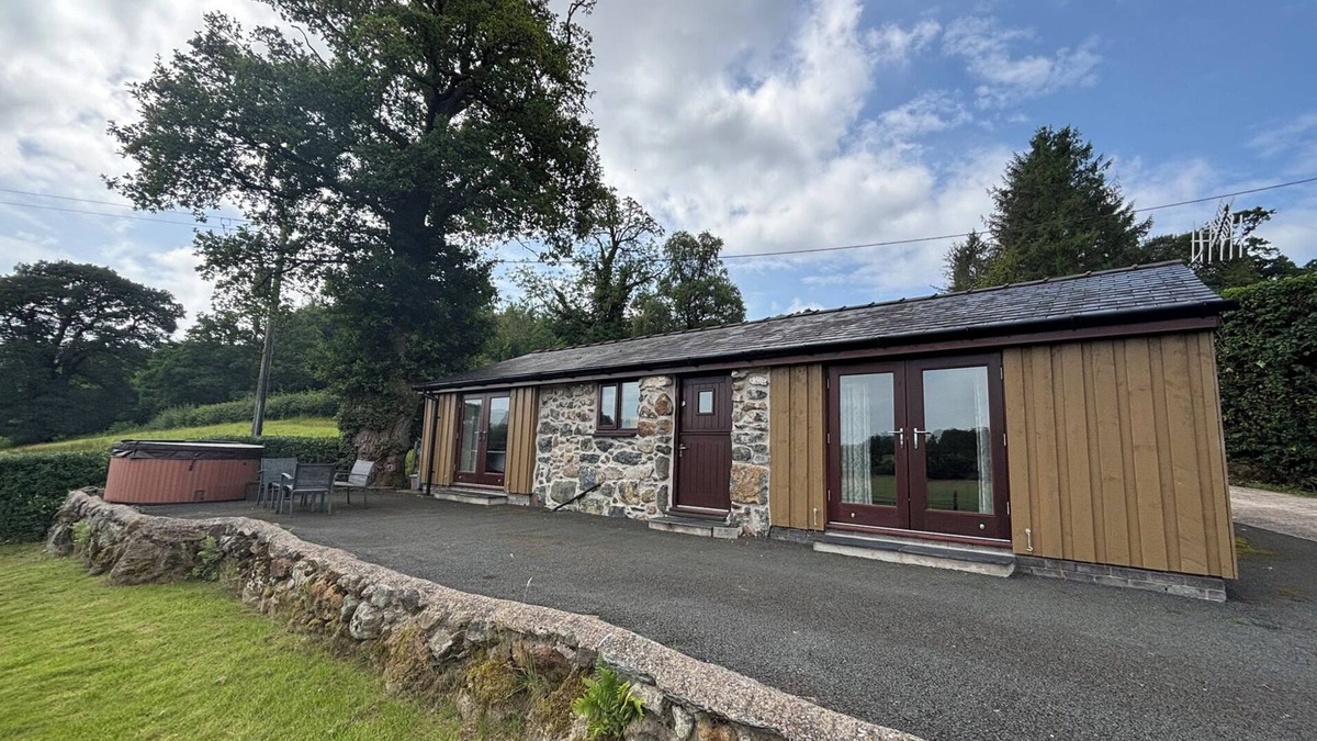 Llanuwchllyn Cottage | BOTHI, romantic, luxury holiday cottage, with hot tub in Llanuwchllyn