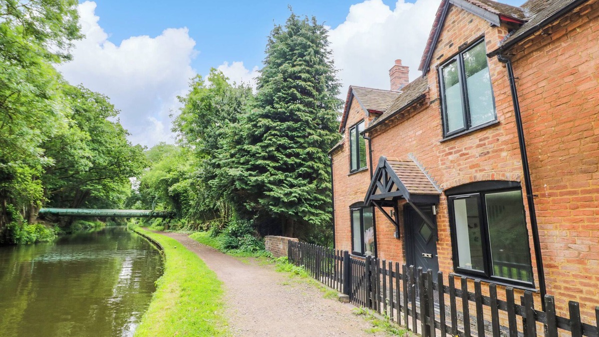 Wolverhampton Cottage | BOTTERHAM HOUSE, pet friendly, with a garden in Wombourne