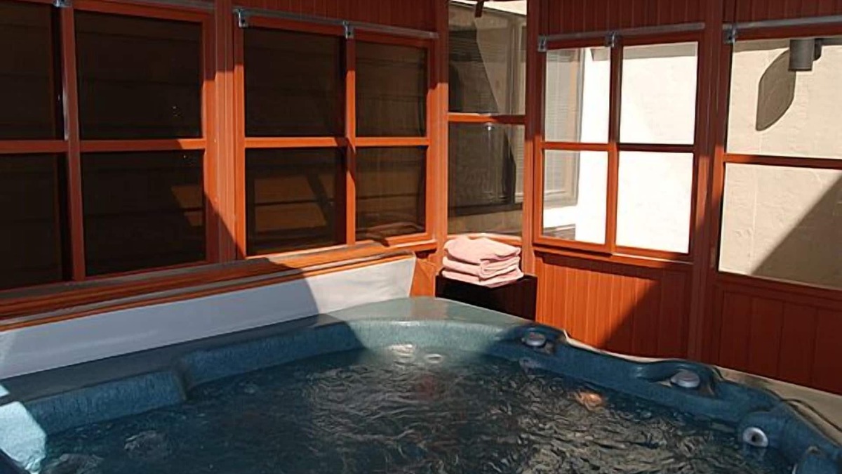Gunbarrel Hotel | Boulder Twin Lakes Inn