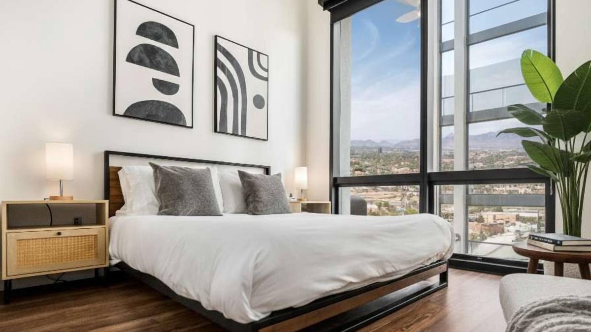 Evans Churchill Apartment | Boulevard Stays Modern Highrise STU Sky Pool, Parking, Gym 10
