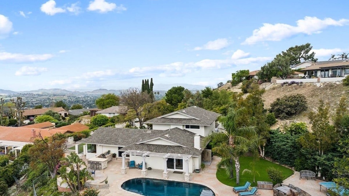 Thousand Oaks House | Bouquet Cottage (4-Bedroom Home) with Pool - Pets Allowed by RedAwning