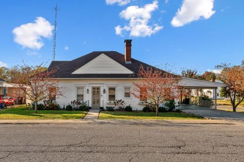 Springfield House | Bourbon Getaway! Hot Tub, Fire Pit, Distilleries