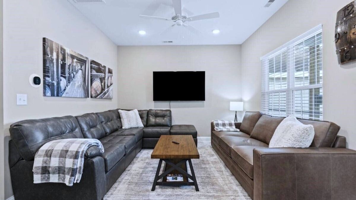 Georgetown House | Bourbon Run - HotTub/Ark 30min/Horse Park 12min/Walk Downtown/4BR Sleeps 8