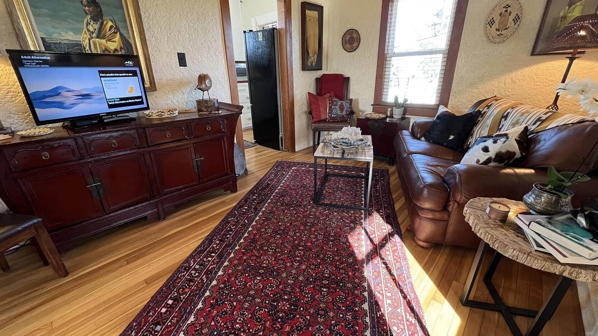 Sam Hughes Cottage | Boutique 1920's Sam Hughes Carriage House ~ Villa Blanca Tortuga & Walk to UA