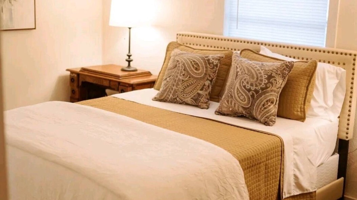 Beeville House | Boutique Beeville Cottage