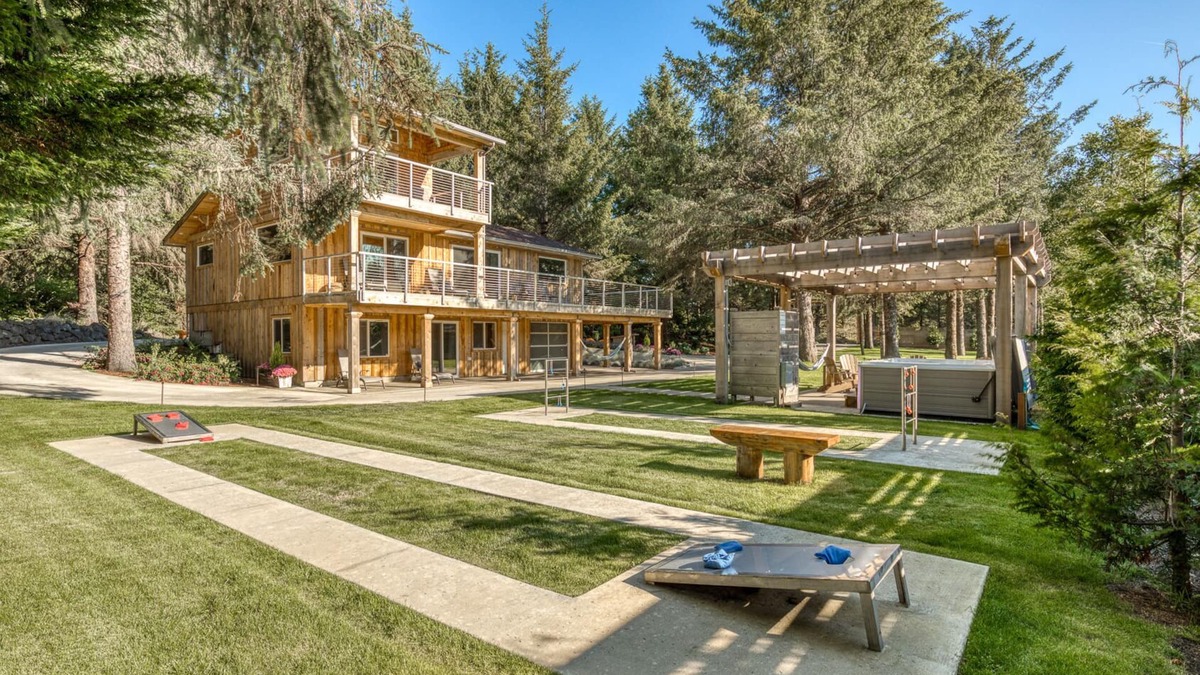 Long Beach House | Boutique cabin on manicured acre. Hot tub. Path to beach. Wifi 200/10