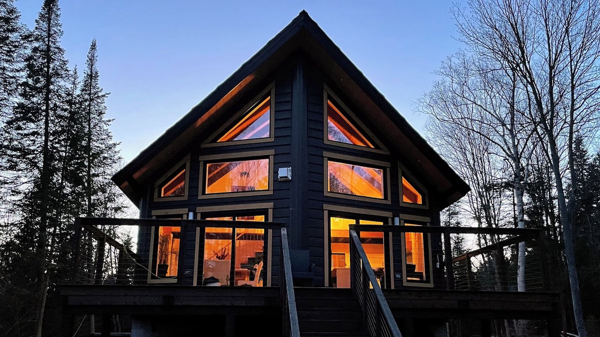 Val Morin Ski Chalet | Boutique chalet—woodland retreat, fireplace, chef kitchen, soaking tub—near PTDN