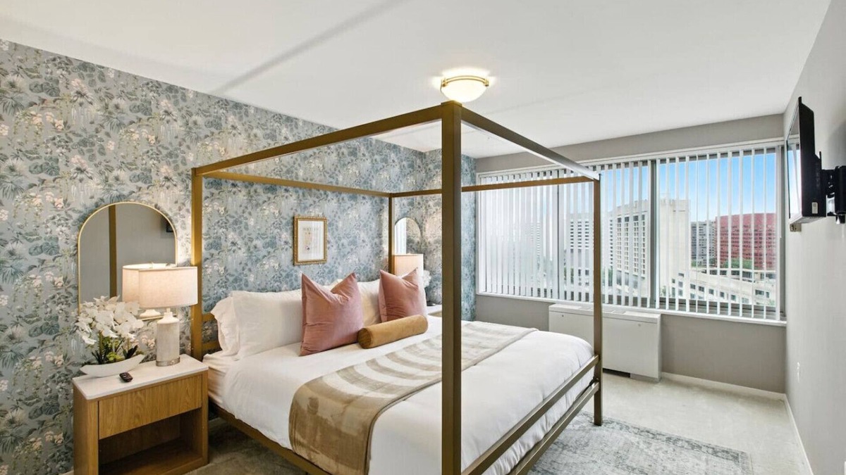 Aurora Highlands Apartment | Boutique DCA Penthouse-Sleeps 7