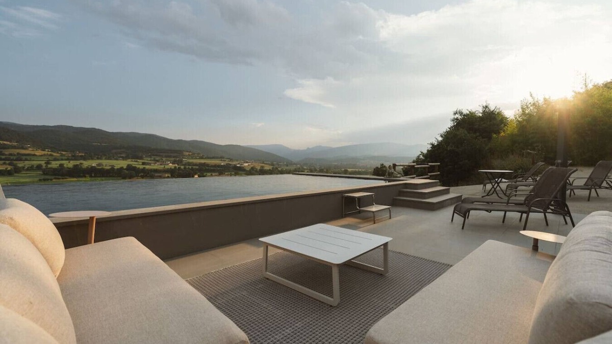 La Seu d'Urgell Apartment | Boutique Farmhouse I Views & Vineyard I Infinity Pool