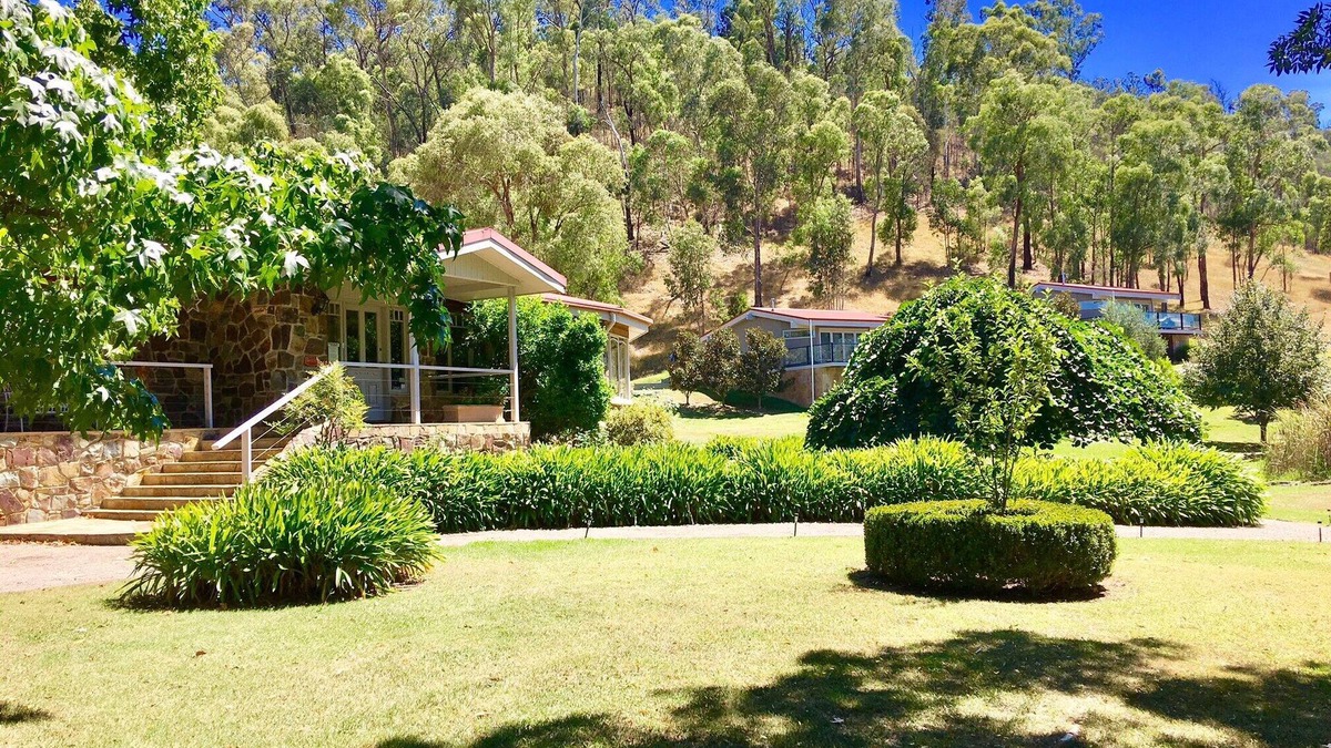 Yarra Glen Bed & Breakfast | Boutique group resort accommodation - 7 rooms & 7 bathrooms. Sleeps up to 14pax