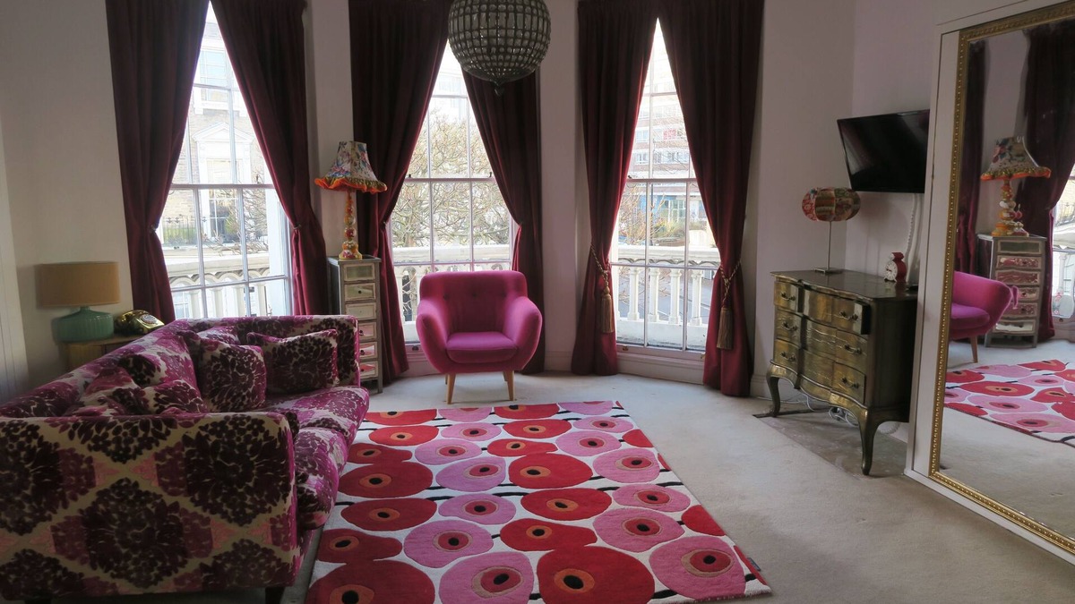 Warwick Apartment | Boutique Large Studio Flat With Balcony in Central London,Pimlico, Victoria. Near the Kings Road.