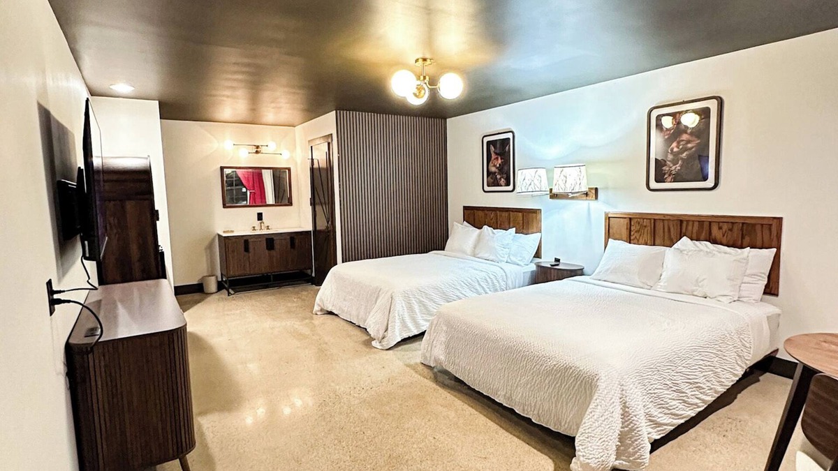 Lawrenceburg Hotel | Boutique Motel with cozy nature inspired mid century design