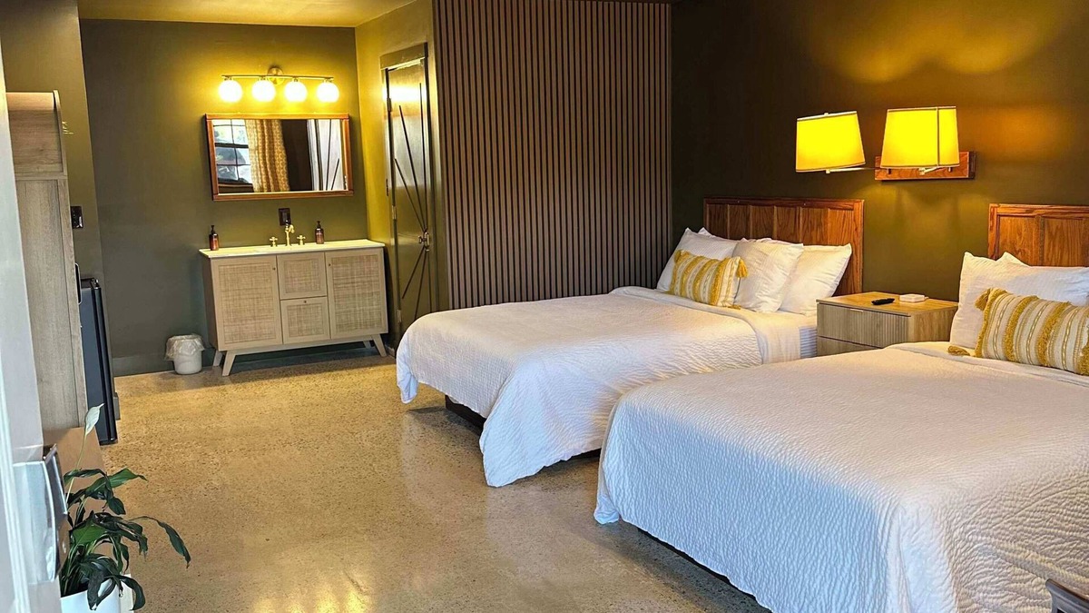 Lawrenceburg Hotel | Boutique Motel with cozy nature inspired mid century design