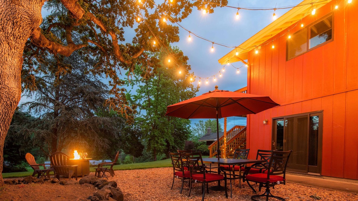 McMinnville Apartment | Boutique Stay in Wine Country 2 King Beds, Deck, Fire Table, Near Wineries