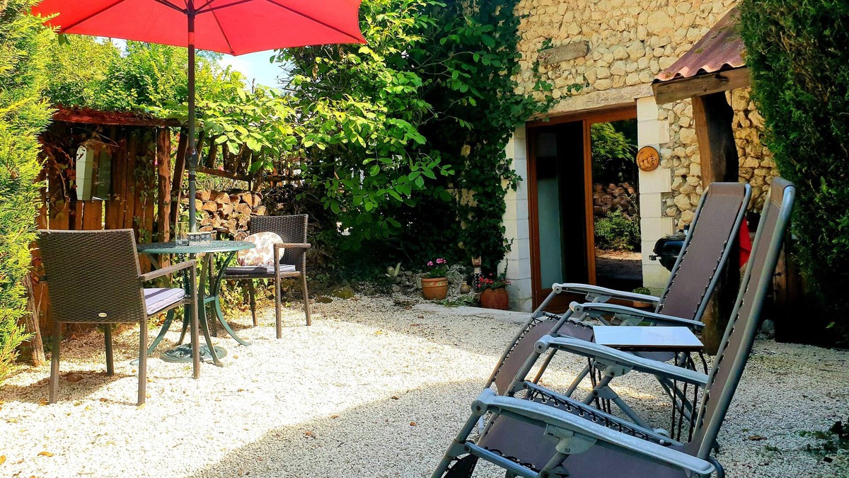 Saint-Paul-Lizonne Apartment | Boutique studio with characterful decor, private pool pool & holistic therapies.