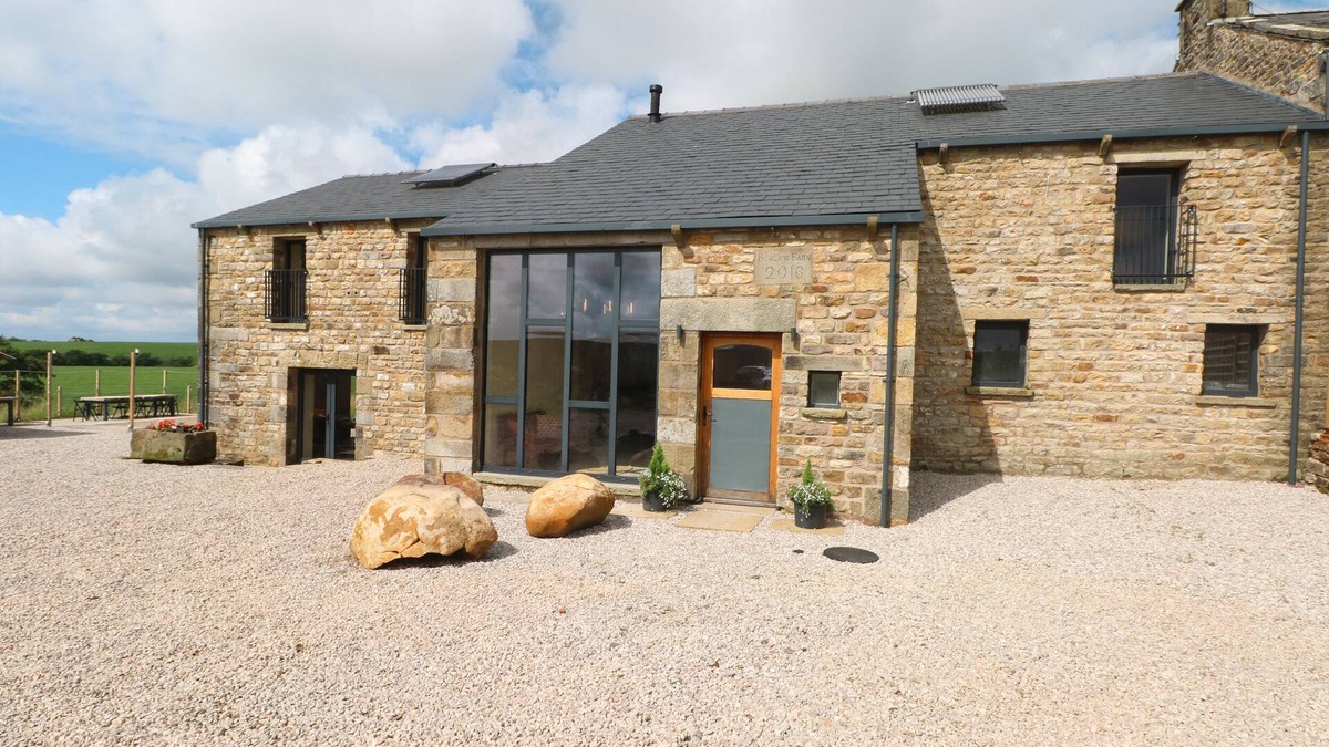 Lancaster House | BOWLAND BARN, pet friendly, with hot tub in Lancaster