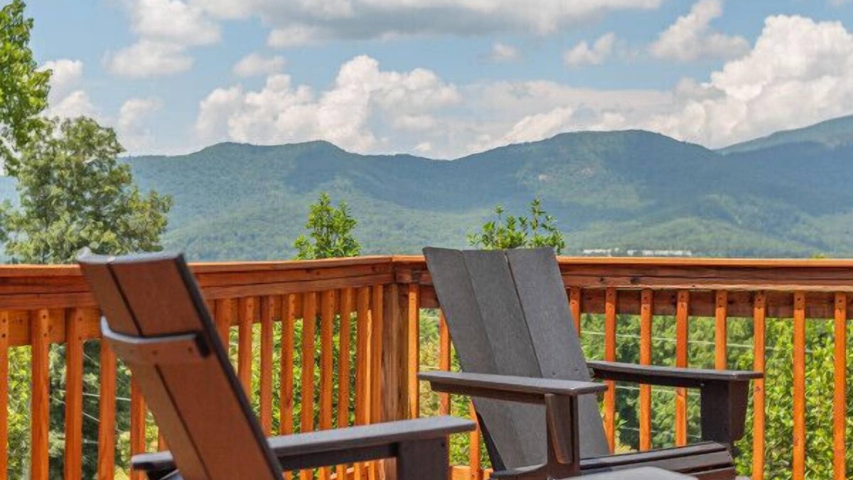 Swannanoa Cabin | Bowtie Mountain View Home~ Asheville * Hot tub * Black Mountain