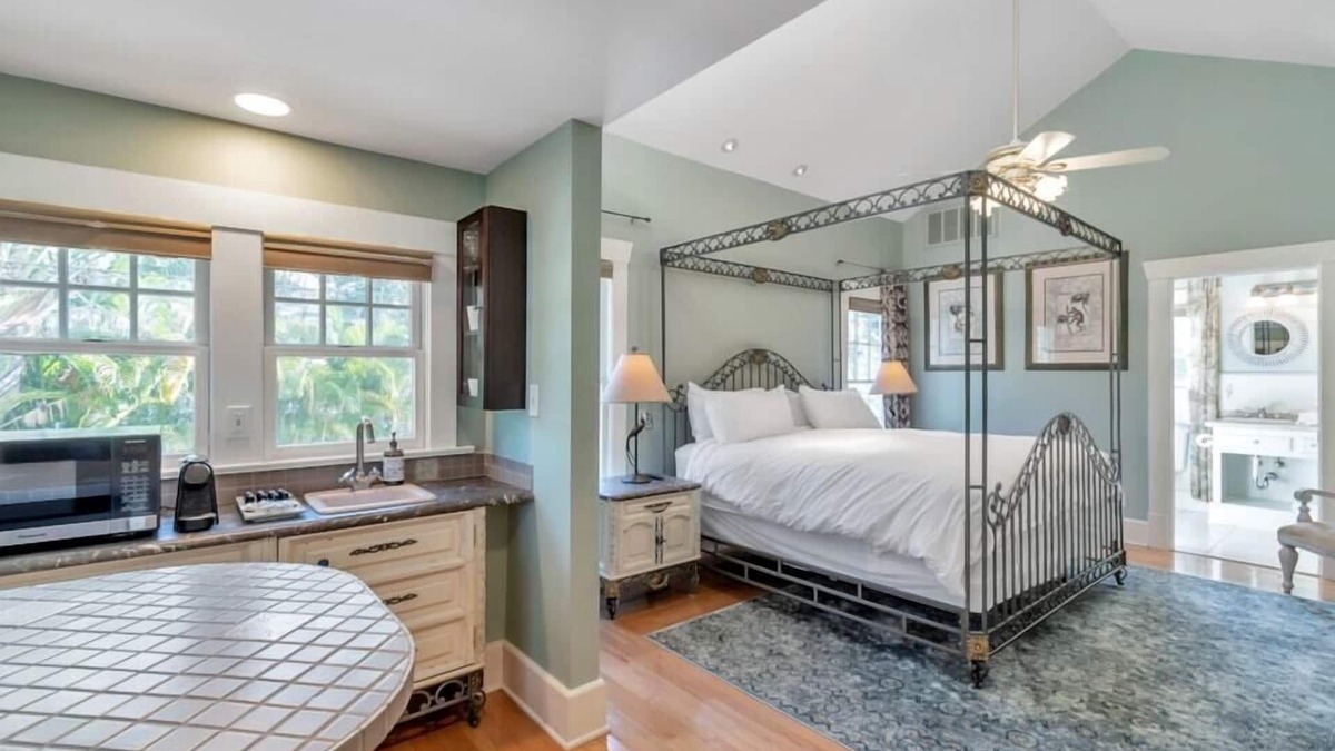 Historic Old Northeast Apartment | Boyce Suite at ONE Inn: King Bed, Kitchenette, Near Downtown & Vinoy Park.