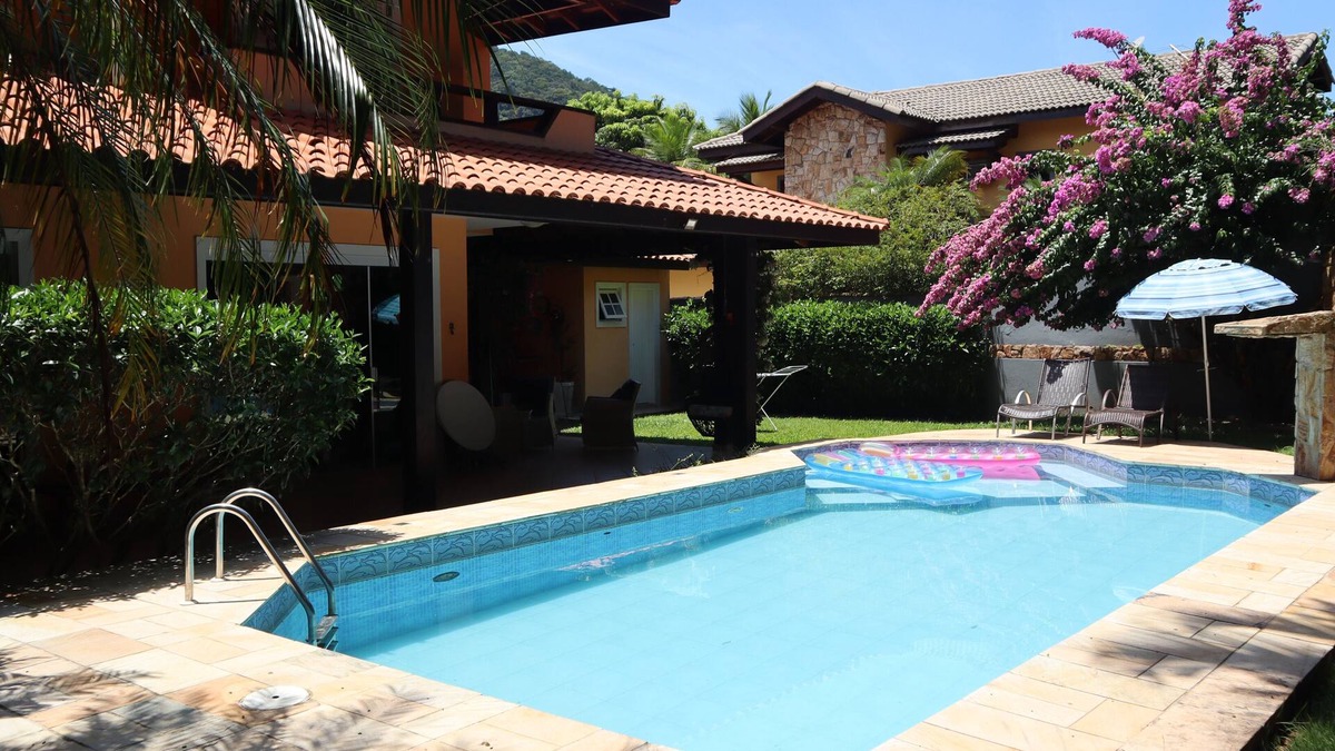 Balneario Praia do Pernambuco House | BEAUTIFUL, LARGE AND COZY HOUSE CLOSE TO THE BEACH, GATED COMMUNITY, SWIMMING POOL, BARBECUE