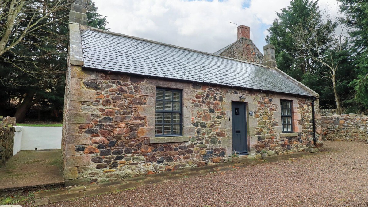 Akeld Cottage | BRACKEN LODGE, pet friendly, character holiday cottage in Wooler
