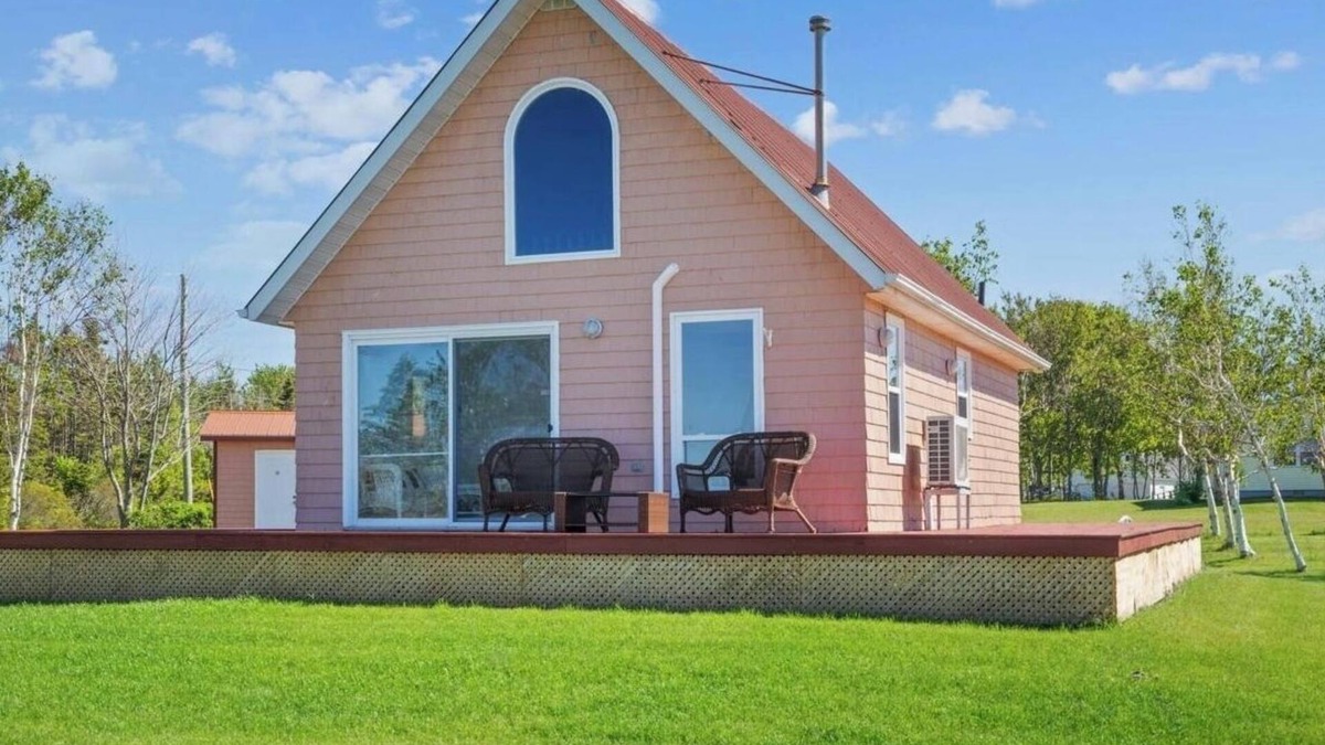 Brackley Beach Cottage | Brackley Rose- Charming Water Front Cottage In Brackley, Minutes To Beaches
