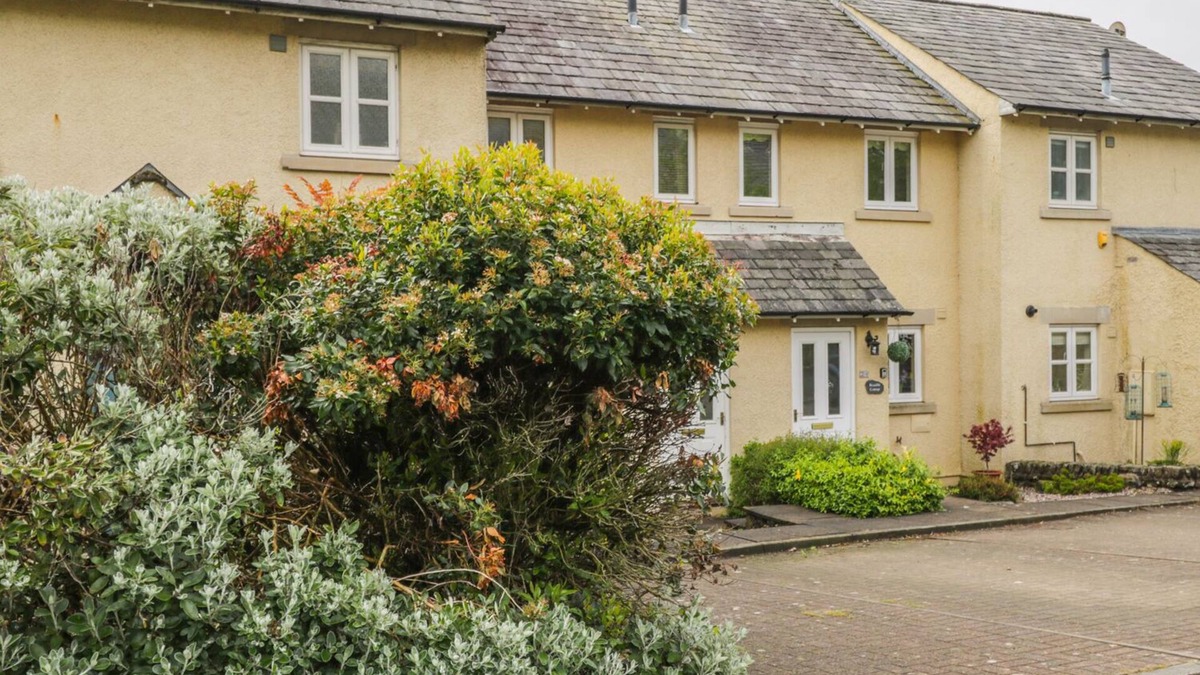 Sedbergh Cottage | BRAMBLE COTTAGE, pet friendly, with a garden in Sedbergh