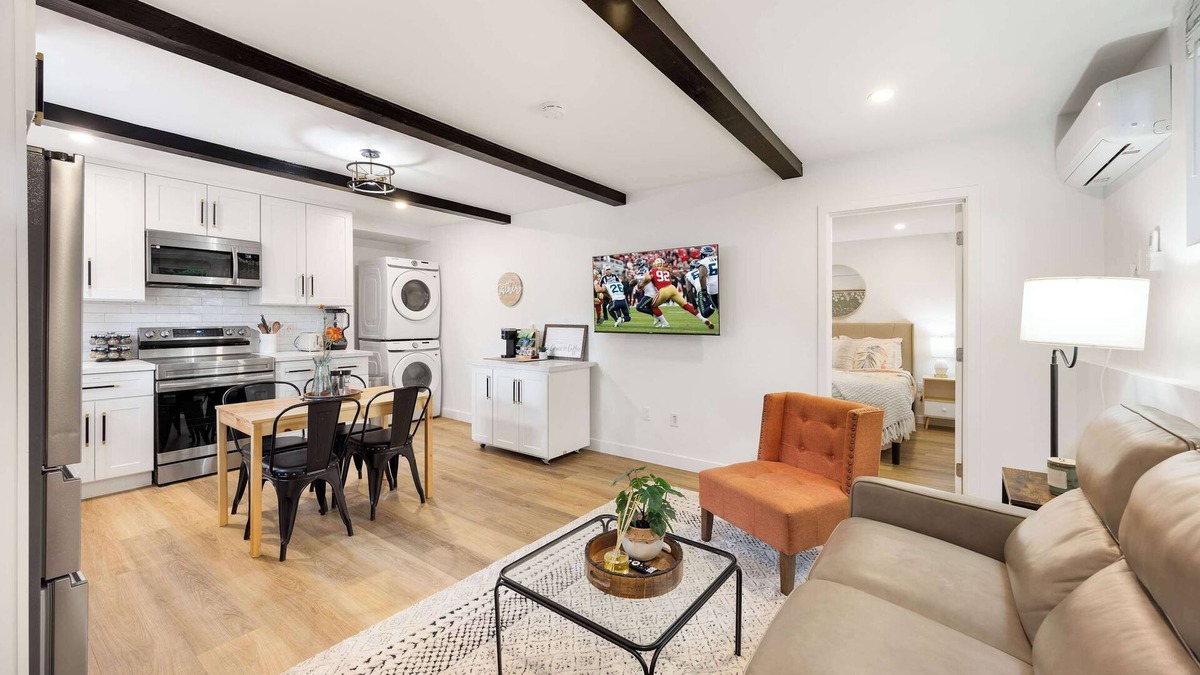 Picnic Point-North Lynnwood Apartment | Brand New 1BR Designer's Oasis 1min to I-5 | Costo