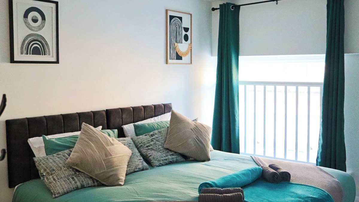 Swindon Apartment | Brand New 2-Bedroom Apartment in the heart of Swindon Old Town - Sleeps 6