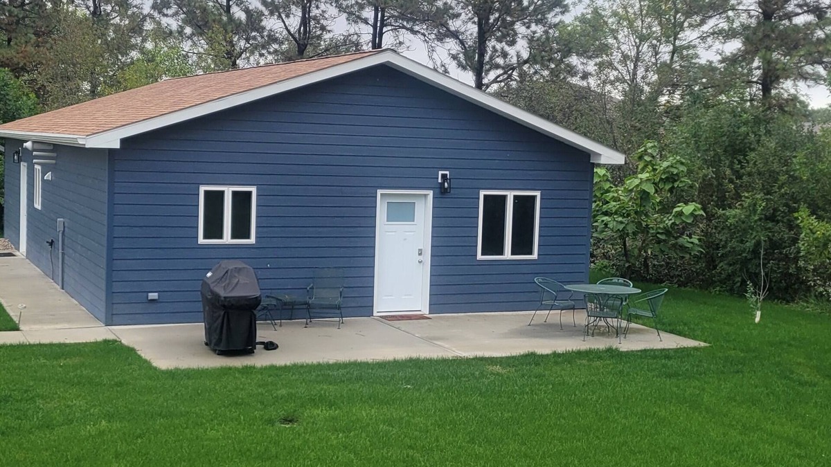 Mahto Cabin | Brand New 2-bedroom getaway cabin located a half mile from Mobridge