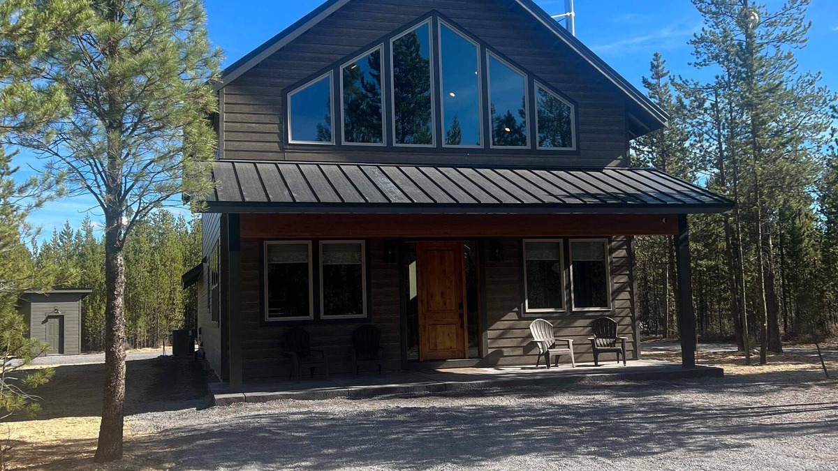 Gilchrist Cabin | BRAND NEW! 3-bedroom cabin in fantastic Two Rivers North, free WiFi