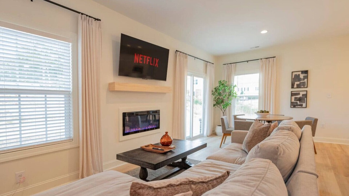Lynchburg Apartment | Brand-New 3BR Townhome | KING BED | Great Location