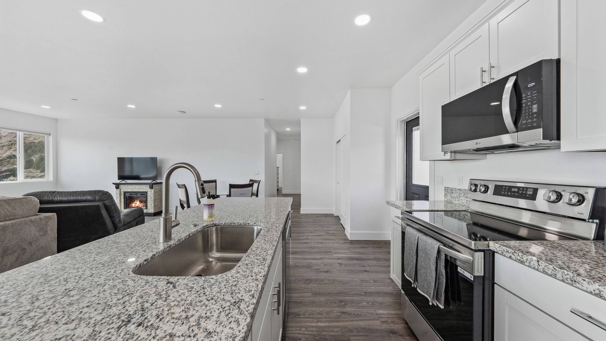 Topaz Lake Condo | Brand-new 4-bed, 2-bath suite with stunning lake views.
