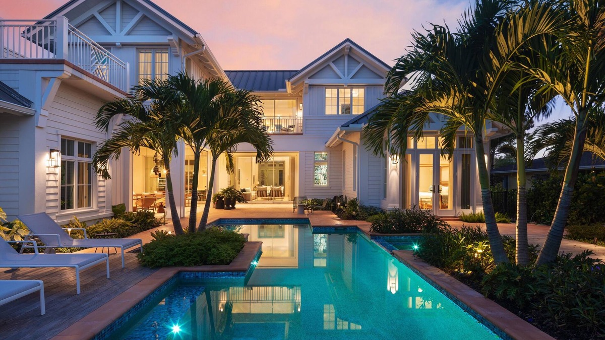 Lake Park Villa | Brand new 4bdr Villa in Old Naples - walking distance to Beach